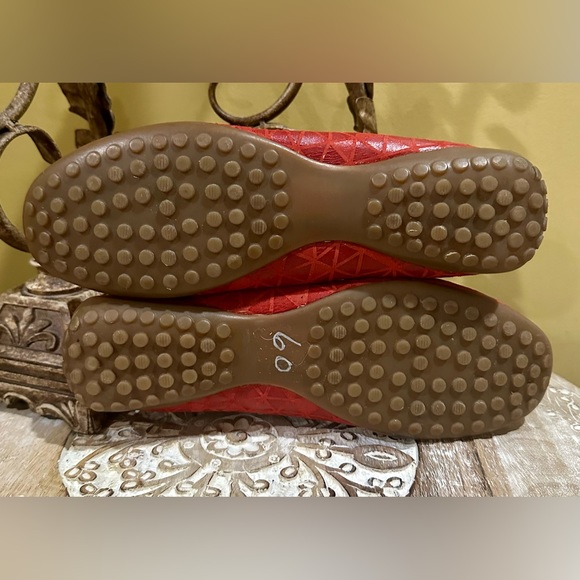 EUC Vaneli Red Leather Driving Loafer. Excellent pre-owned condition. Size 8.5 - Picture 8 of 9